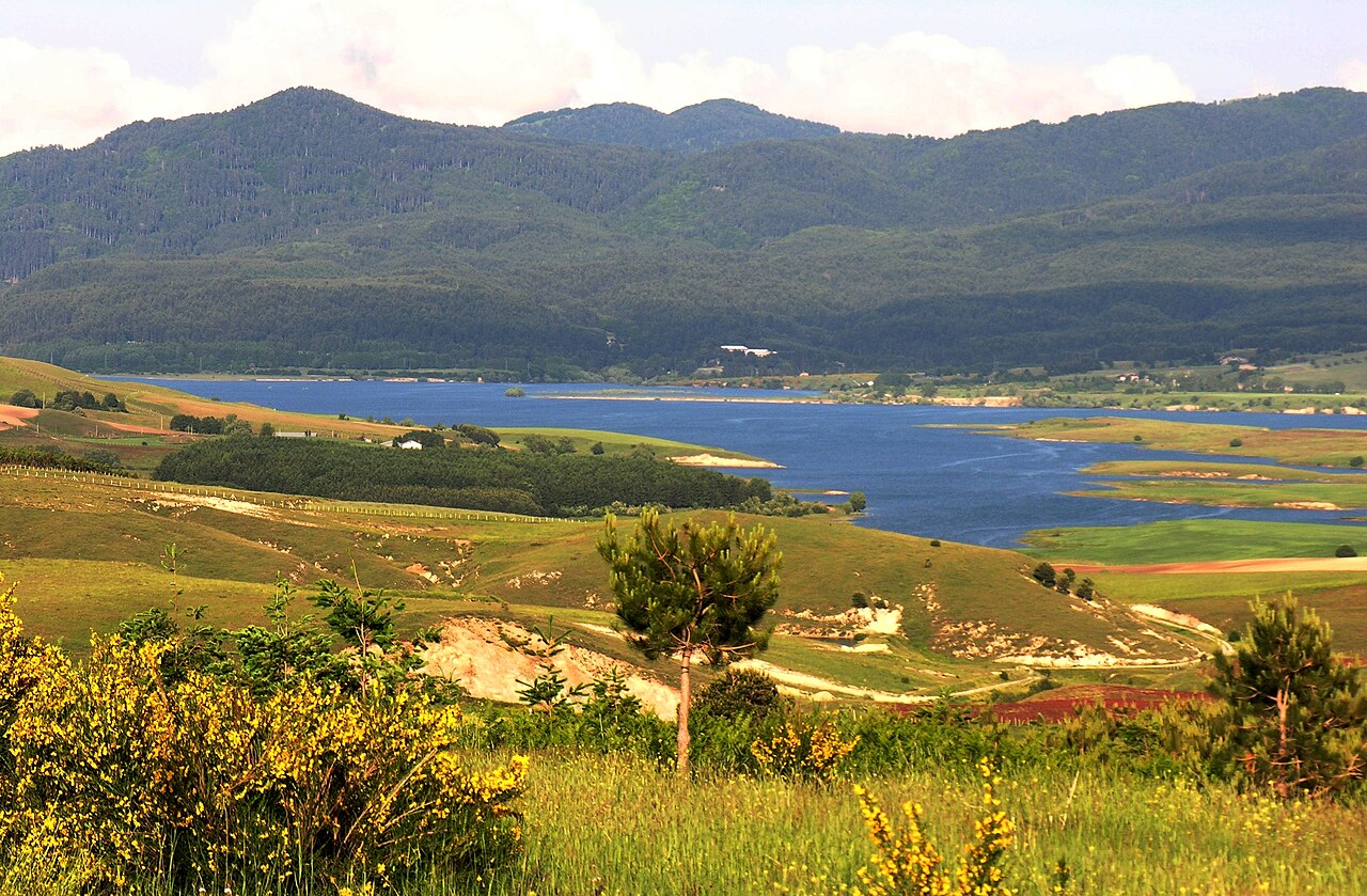 Il lago Cecita nel Parco Nazionale della Sila
